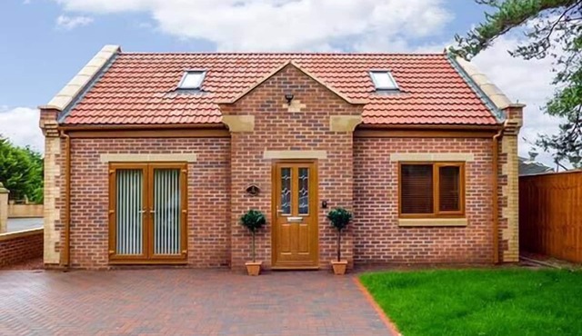 1 THE POTTERIES, pet friendly, with a garden in Darlington