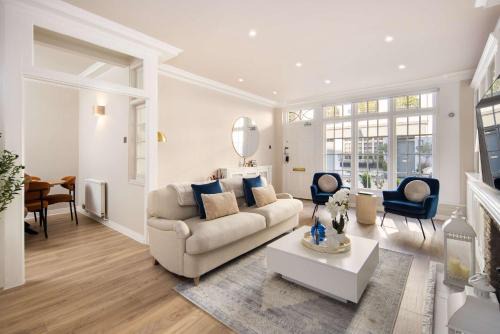 10 Mins Walk to Harrods Belgravia Mews House