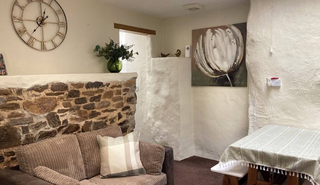 11.5 acre farm stay for whole family in 3 x cottages-sole use pool/hot tub/river