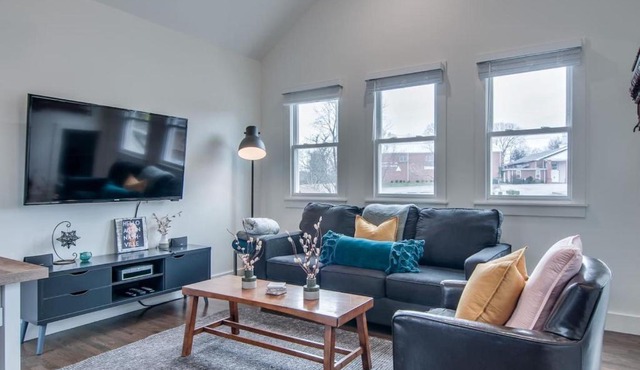 12 South Loft Walk to Coffee and Murals plus King Bed