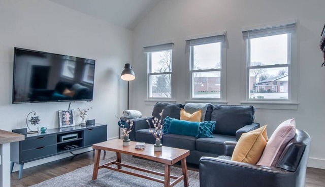 12 South Loft Walk to Coffee/Murals + King Bed