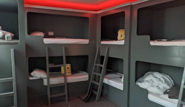 15 min walk to Anfield stadium sleeps 7 purpose built bunk bed