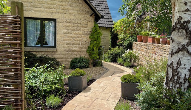 1A ERNESTON CRESCENT, pet friendly, with a garden in Corsham
