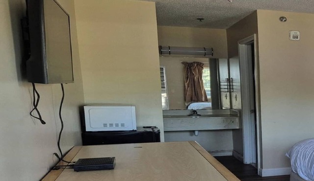 2 Affordable Queen Rooms Perfect for Local Adventures & Family Escapes in Chickamauga