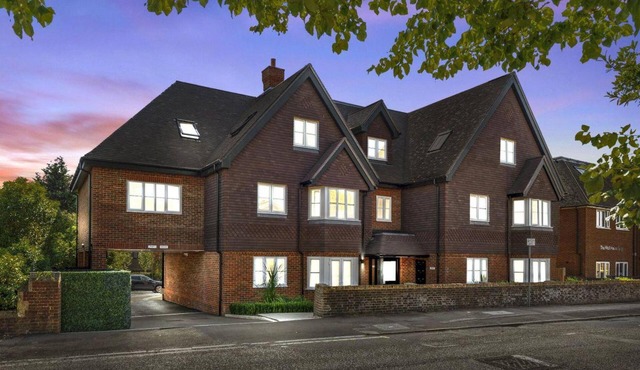 2 Bed 2 Bath Apt Close to Reigate Station - 2230
