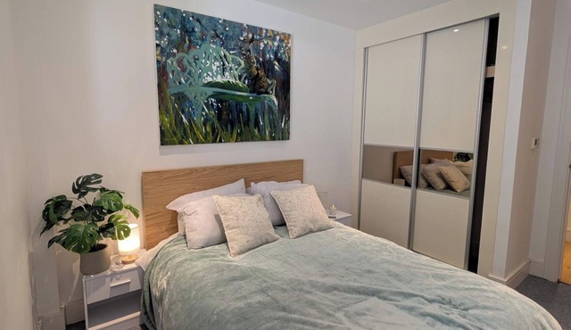 2 Bed Apartment Sleeps 6 - Pets Welcome - Rooftop