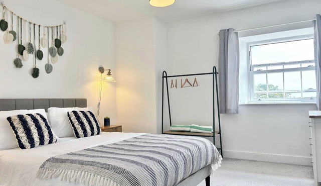 2 Bed Central Penzance apartment with Balcony.