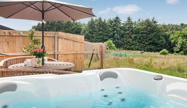 2-Bed Cottage Sleeps 4 with Hot Tub
