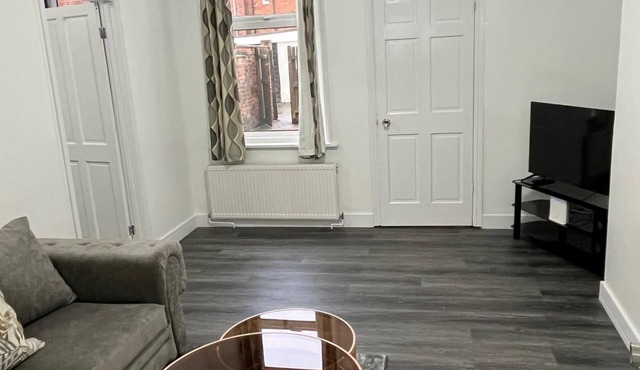 2 Bed Flat - Sleeps 3 - Parking - Wifi