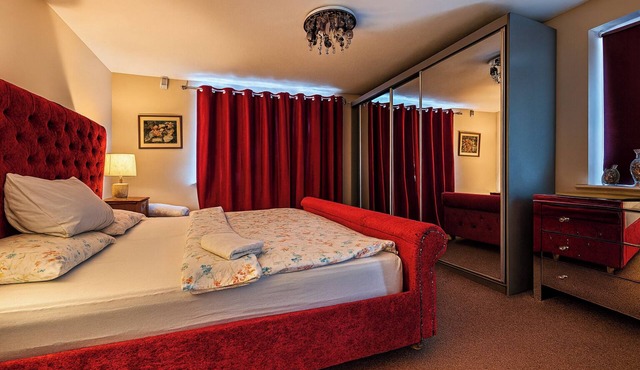 2 Bed-Sleeps 5-Private Garden-Free Parking