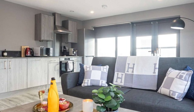 2 Bed Waterfront Flat | Dock Views | Liverpool