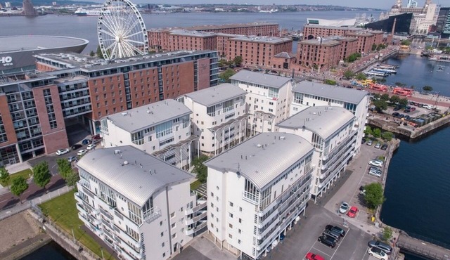 2 Bedroom Dockland Apartment- Free Parking for one car.