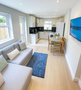 2-Bedroom Garden Flat - Modern, Bright - A