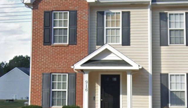 2-bedroom townhome in perfect Knightdale with cool AC breeze