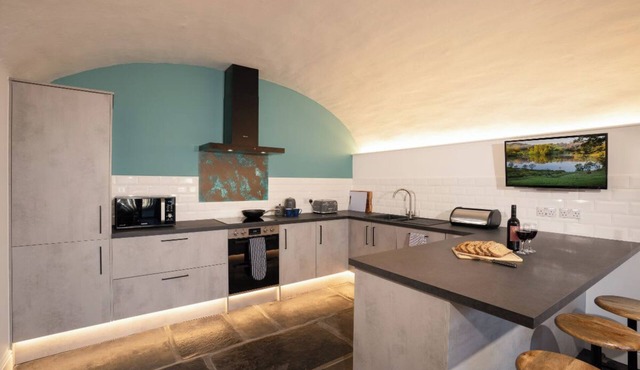 2 Bedroom Waterhead Range Cottage by LetMeStay