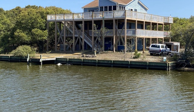 2 Free beach parking passes! Waterfront Hot Tub Boat dock Pet friendly 360 Decks