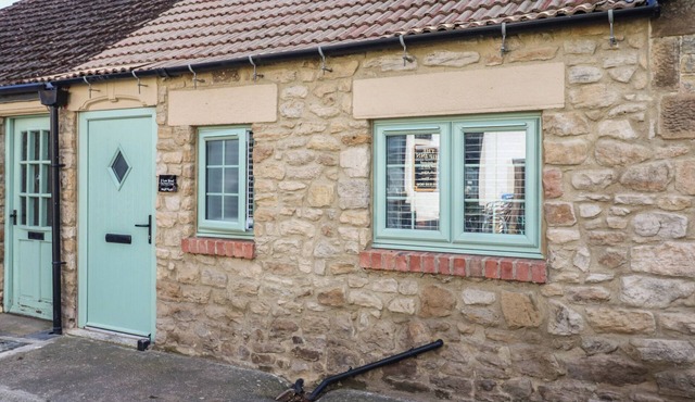 2 LOW ROAD, pet friendly, with hot tub in Bishop Auckland
