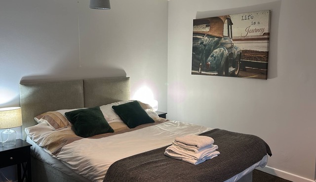 2 mins from Train station, Lovely Deluxe Double Room