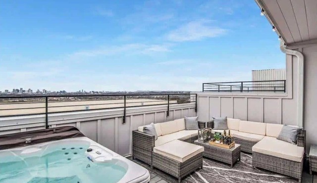 2 Nashville Homes Hot Tubs Sleeps Up to 24