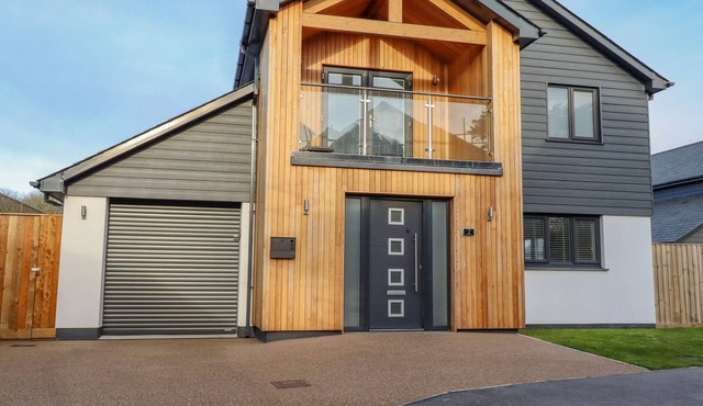 2 PENROSE MEADOWS, pet friendly, luxury holiday cottage in Goonhavern