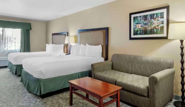 2 Pet-Friendly 2Floor Suite w/Free Breakfast | 6-Mins to Eagle Pool & Ice Rink in Eagle
