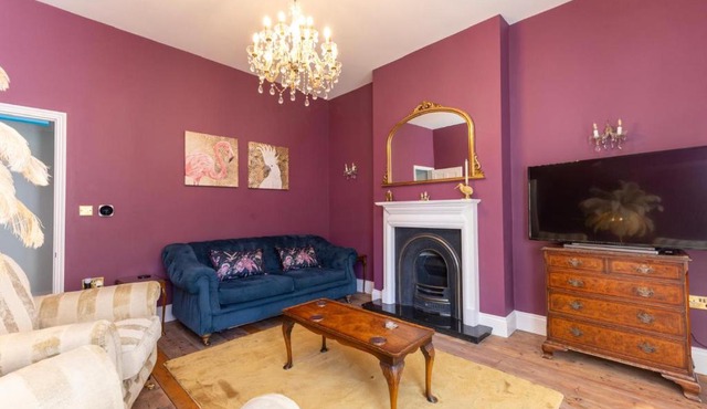 2 Seaside Bedroom home, Garden, 6 guests, Parking, Contractors-Families welcome