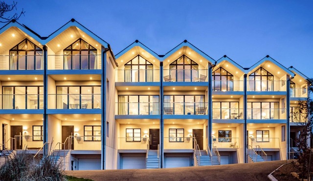 2 The Strand - sleeps 8 guests in 4 bedrooms and hot tub