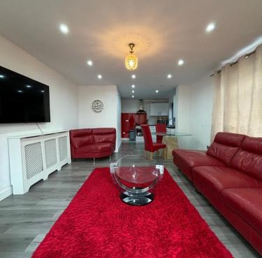 2BR Bungalow with Parking - Sunbeam Haven