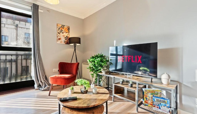 2BR Contractor Stay - WiFi Sleeps 5