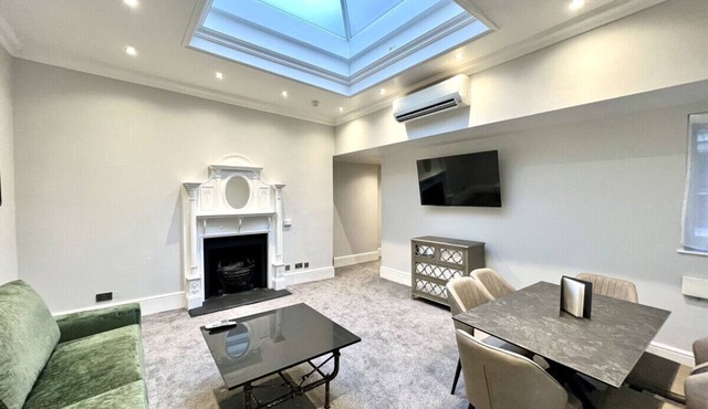3 bed/3 Bath Brand New Flat, Patio, Sky TV, AC