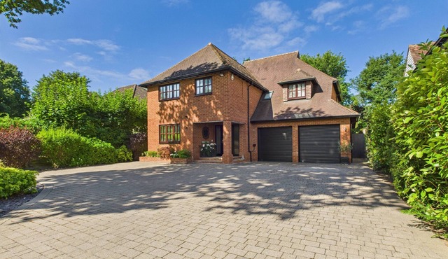 3 Bed Luxury Family Home, with Self-Check in & Direct Train to London