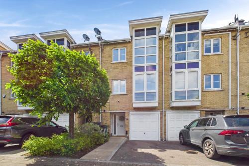 3 bed modern townhouse with self check in, sleeps 6, 35mins direct train to London Waterloo, zone 6