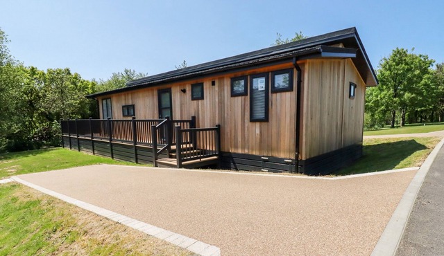 3 BED PLATINUM LODGE AT HENGAR, with pool in St Breward