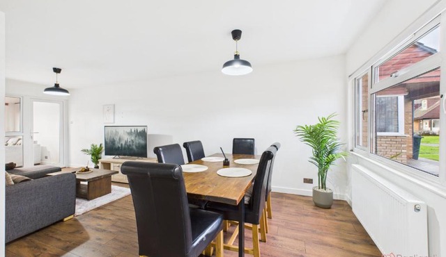 3-Bed Semi-Detached Perfect for Work & Family with Parking