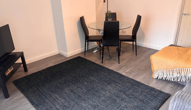3 Bed-Sleeps 5- Garden-Pets-Parking