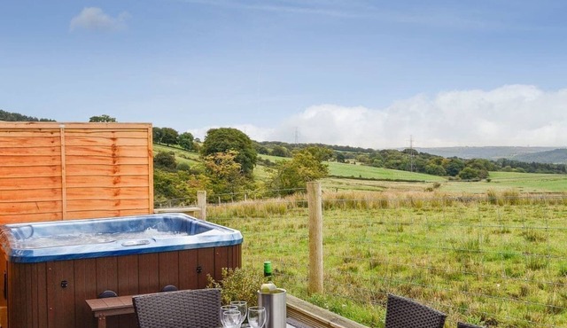 3 bedroom 2 bathroom Clyde lodge with hottub and excellent views