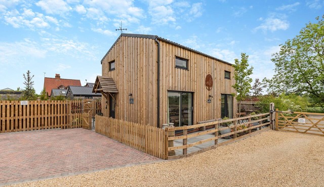 3 bedroom accommodation in Church Broughton, near Derby
