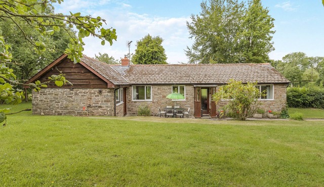 3 bedroom accommodation in Kingswood, near Kington