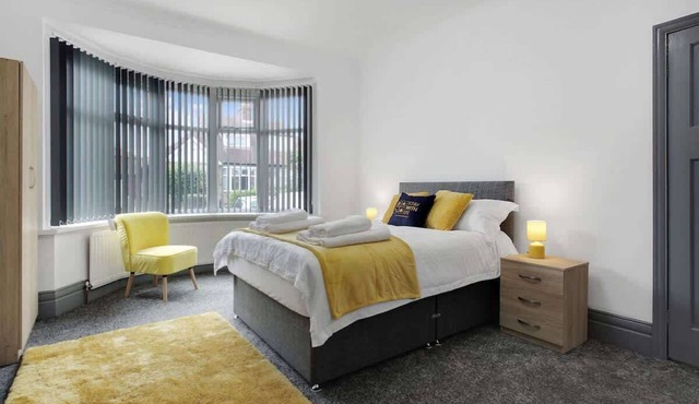 3 Bedroom With Backyard, 10 Min to City Centre