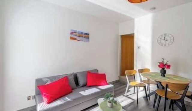 3 Bedrooms - 3 Bathrooms incl 2 en-suites. Great for Family and Contractors. Long stays available. Alton Towers, Waterworld
