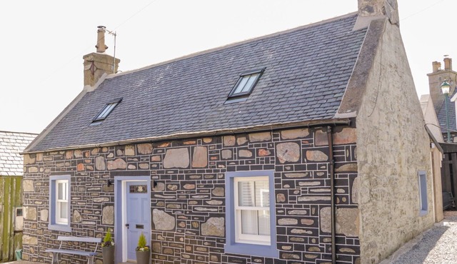 36 SANDEND VILLAGE, family friendly, with open fire in Sandend