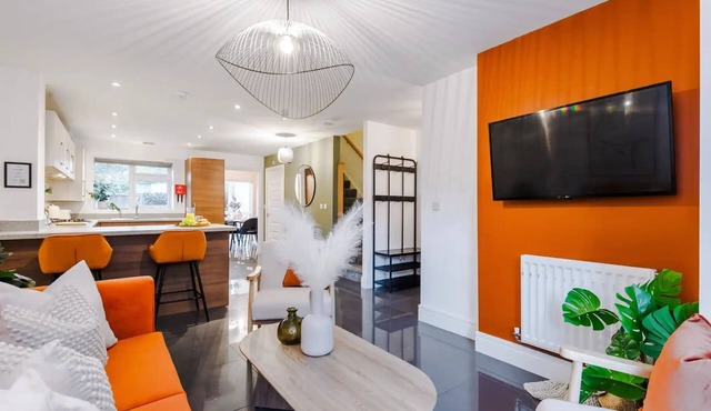 3BDR Terracotta House | Free Parking and Garden