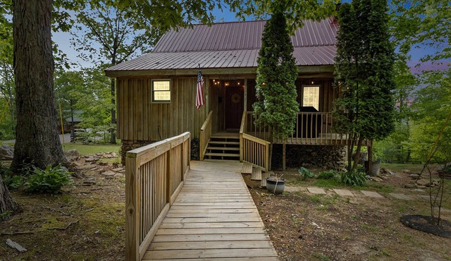 3bed/3bath, 3 POOLS, boat ramp 1 mile away, BOAT storage