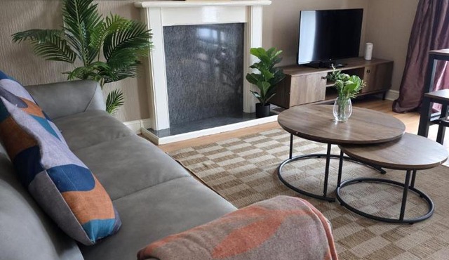 3BR House with Parking 10 Mins to Airport Sleeps 6