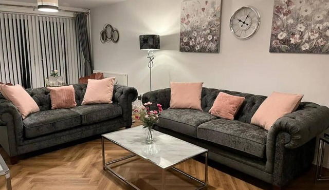 3BR Prenton,Wirral close to Liverpool,Chester&local beaches 4xTvs,fastWIFI