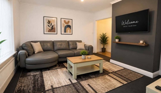 4-bed home, 9 parking spaces, all bills included, Newcastle NE3.