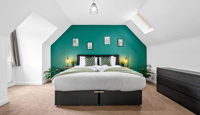4 Bed House Sleeps 8, Bullring/City Centre, Free Parking, WiFi, King Size Beds