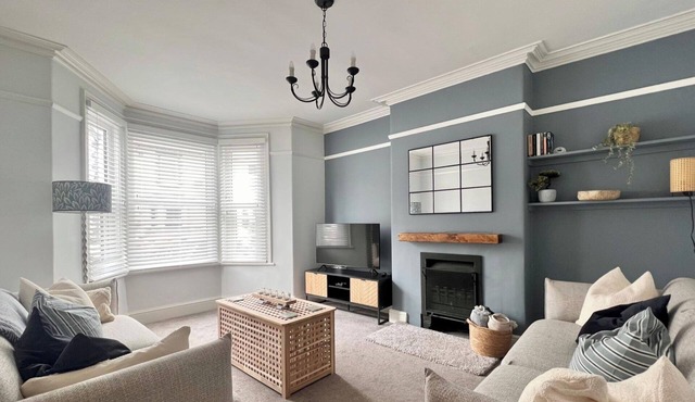 4 Bed House Sleeps 8 - Garden, Pets, Near Beach
