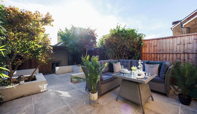 4 Bed House | Uxbridge | Free Parking | Sleeps 9 | Contractors | Families