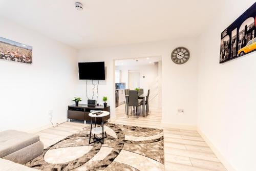 4 Bedroom 4 bathroom Habour place in Crewe by M&R Serviced Home, Perfect for Contractors & Business, FREE Off road Parking- Sleeps 8